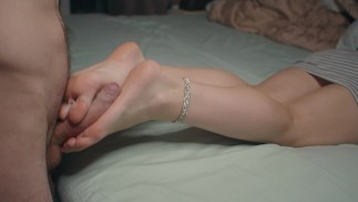 Drobna dziewczyna pokazuje Small Feet i zrobiła FootJob. Spuszczam się na jej podeszwy