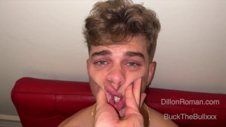 Maricón twink follada en la cara por un dom daddy verbal colgado