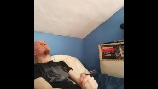 Roztomilý Chlap Pokrývá Jeho Košili V Cum