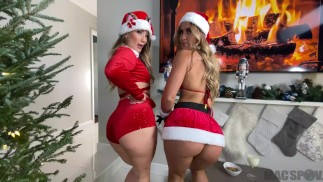 Big Dick Santa Fickt ZWEI PAWGS unter dem Baum zu Weihnachten - Kelsi Monroe N AJ Applegate -