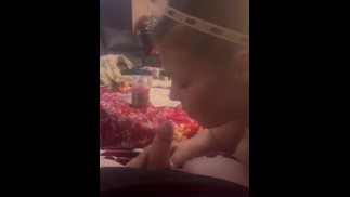Milf zuigt tieners dikke kleine lul en slikt het allemaal🤤👄👅 door