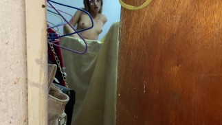 Encuentro a mi hermanastra sola en casa , masturbandose y me meto a su cuarto ¡ casi nos descubren !