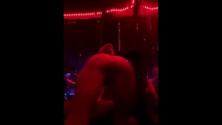 show de burlas de stripper en la sala de champán