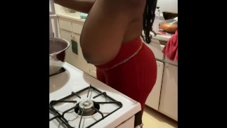 GIGANTISCHE BORSTEN TOPLESS KOKEN