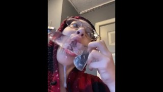 私のディルドから私の唾を吐き出す