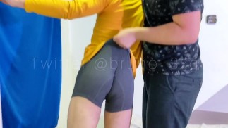 Giovane bionda è sculacciata e wedgie