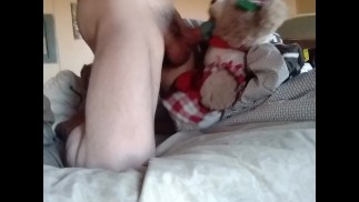 Bom dia, urso fode debaixo dos cobertores para acordar o papai bem! Dm me se você me chupar