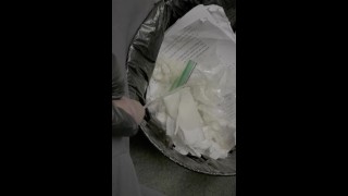 CuriusKinkyCouple- Necesitaba orinar pero tenía demasiado trabajo para hacer, así que oriné en la basura al lado de mi escritorio