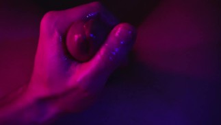 Zblízka Kohout Cumming, zatímco chlap sténá a pomalu hladí až do velkého výstřiku a intenzivního orgasmu - 4K