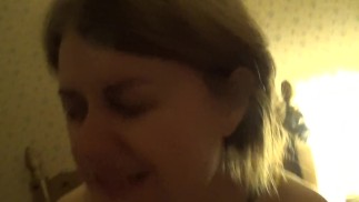 Mamie vient sur une jeune bite