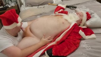 Nevlastní syn saje Santa Claus