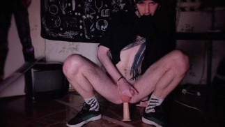Chico friki folla con consolador y obtiene un orgasmo enorme