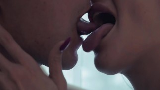 Baisers très sensuels avec demi-soeur bien-aimée CLOSEUP