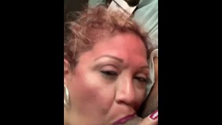 La moglie traditrice munge un giovane cazzo con la gola