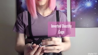 Een omgekeerde Chastity Cage aandoen
