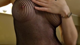 Una chica en forma mostrando alrededor de una suite presidencial en su sexy body de red