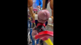Estilo cachorrinho através de um GloryHole espelhado com bolas separadas e 2 anéis de galo