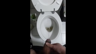 velký nesestříhaný kohout čůrání