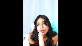 Tu colombiana favorita te da instrucciones para masturbarte y lo hace contigo