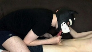 Chlapec v masce štěněte cucá a trhá penis svého přítele