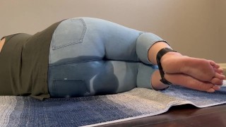 Chica atada no puede aguantar más pis en jeans ligeros