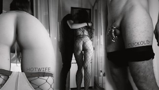 Cuckold im Keuschheitsgürtel spioniert Hotwife Sex