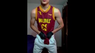 Rovný chlap cvičí se zahřívá, dokud není nahý