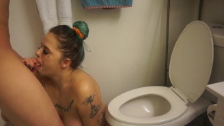 Chugging toda su orina y semen