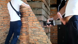 Un homme dominant pisse et baise une pute imaginaire dans un bâtiment abandonné