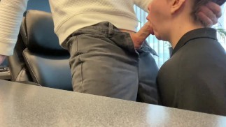 Hot SECRÉTAIRE BAISE et suce son patron pour sauver son emploi