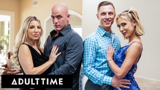 TEMPO ADULTO - Gli scambisti arrapati Ashley Fires e Aiden Ashley si scambiano i mariti! ORGIA DI QUARTETTO DI SCAMBIO COMPLETO!