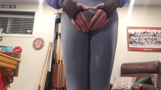 Teen femboy en pantalon de yoga après l’entraînement baise avec un énorme gode
