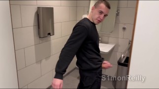 Public Cruising - Hetero-Typen auf die Toilette eines öffentlichen Einkaufszentrums einladen
