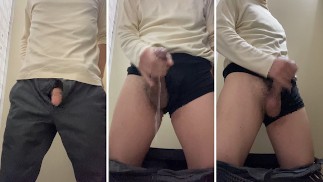 Un employé de bureau japonais se branle dans les toilettes publiques parce que ne peut pas arrêter d’être excité.