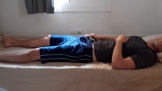 Hot cara se provoca através de seu short depois da academia