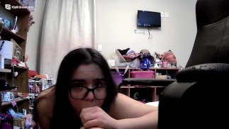 Teen gag sul suo dildo e vorrebbe che fosse un vero cazzo