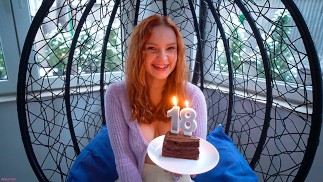 Een mager schatje geneukt toen ze 18 jaar oud werd - Verlonis