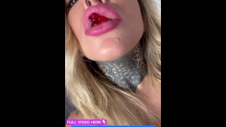 Deine Riesin Ashley hat eine sexuelle Session mit ihren winzigen Gummibärchen (Vore, Pussy, Arsch)