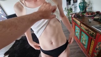 Con ganas de mostrarte, pero papi me mantiene en línea con nalgadas