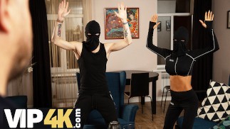 HUNT4K. Scrounger's kut is gevuld met de harde lul van de huiseigenaar