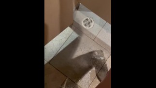 Mein Pisskönigin-Ich musste ein Chaos auf der Toilette eines schicken Restaurants hinterlassen