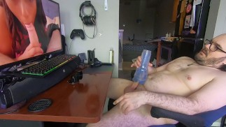 Seitenansicht von mir, wie ich mein Spielzeug zu POV Porn ficke. Molliger Papa-Körper und keine Schande!