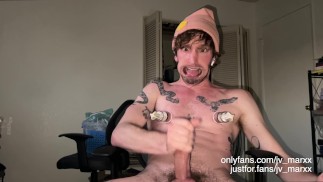 Idiota gooner babando com retrator labial e bombas de mamilo