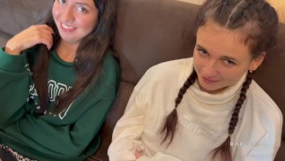 Recogieron dos bellezas con un amigo y las follaron con fuerza. Versión 1