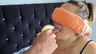 Mijn geile stiefzoon speelt met me en laat me zijn lul zuigen