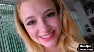 HJ smallboobs GF POV szarpie kutasa BFs w zbliżeniu na sprośną rozmowę