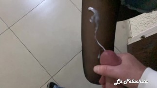Hübsches Mädchen fängt und filmt alten Mann, der neben dem Aufzug wichst, ihn lutscht und er auf ihre Beine spritzt