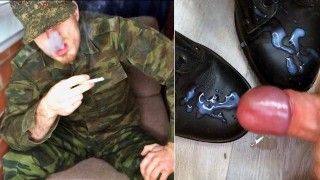 Soldaat neukt jonge homo en cums op zijn LAARZEN / man kreunt / Dirty Talk / roken