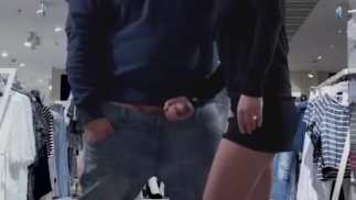 Ella dar yo un paja en un tienda y yo corrida en su falda