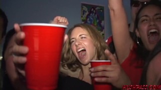 Jenny y amigos lo rompen en la fiesta PzY Frat